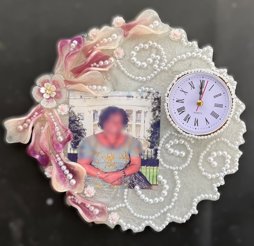 Decorative resin photo frame with clock and pearls
